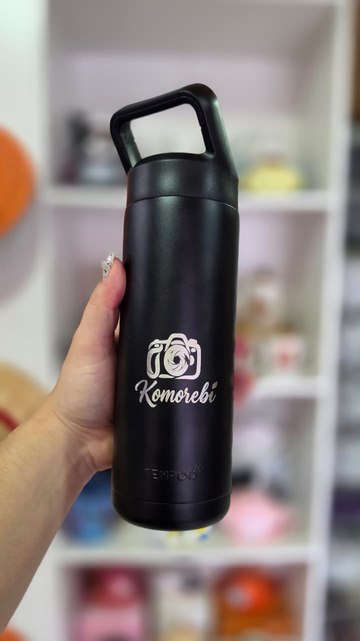 Botella negra con logo grabado